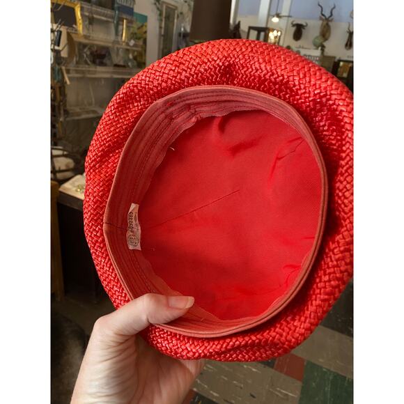1960s red straw beret, vintage millinery, mod style, hat with flower, union made - Picture 7 of 7